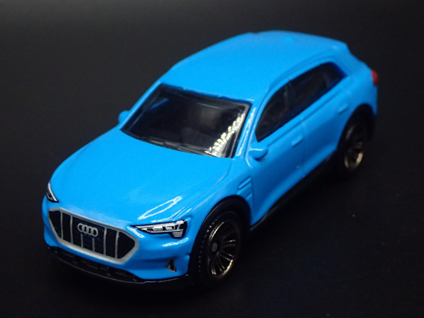 2018-2025 AUDI Q8 E TRON ETRON 1:64 SCALE COLLECTIBLE DIORAMA DIECAST MODEL CAR