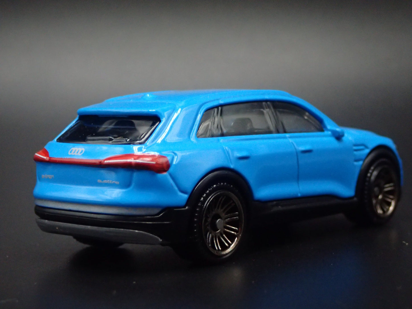 2018-2025 AUDI Q8 E TRON ETRON 1:64 SCALE COLLECTIBLE DIORAMA DIECAST MODEL CAR