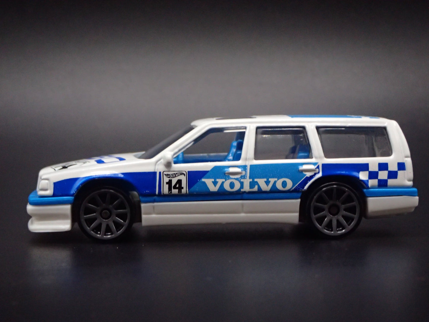 1993-1997 VOLVO 850 ESTATE STATION WAGON 1:64 SCALE DIORAMA DIECAST MODEL CAR