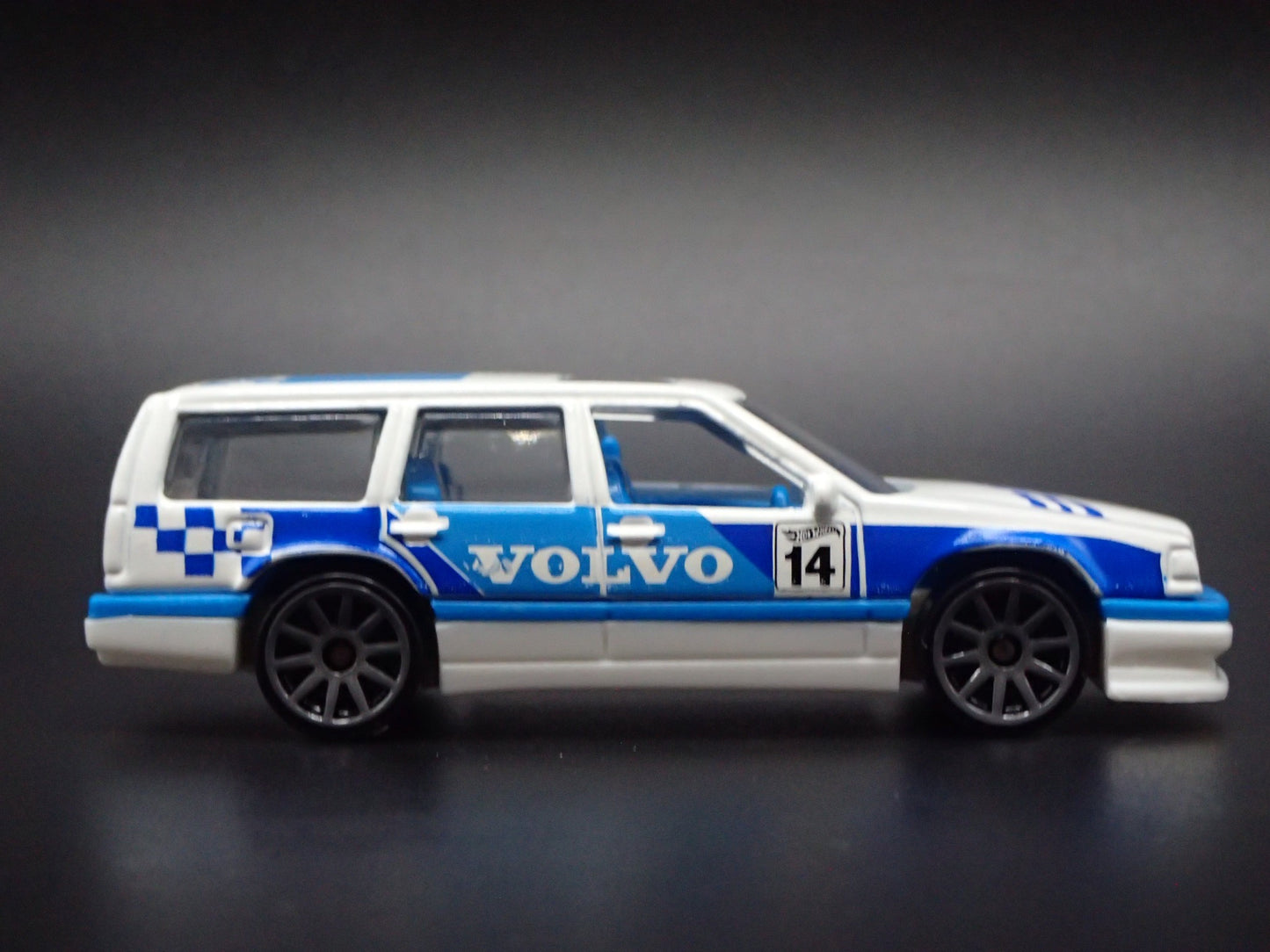 1993-1997 VOLVO 850 ESTATE STATION WAGON 1:64 SCALE DIORAMA DIECAST MODEL CAR