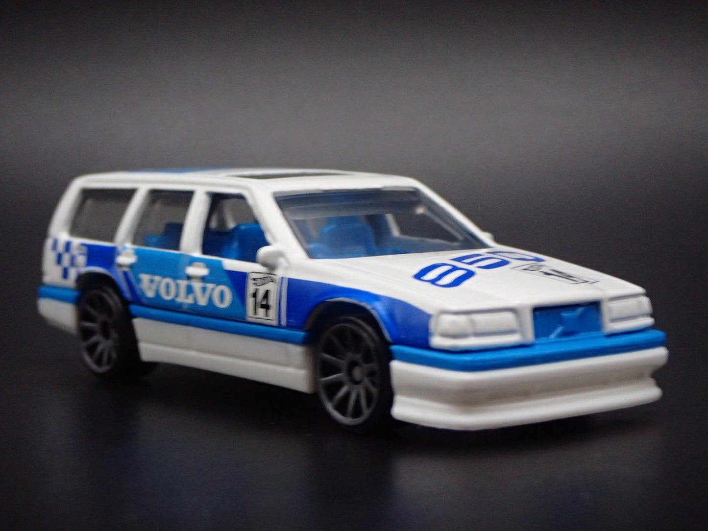 1993-1997 VOLVO 850 ESTATE STATION WAGON 1:64 SCALE DIORAMA DIECAST MODEL CAR