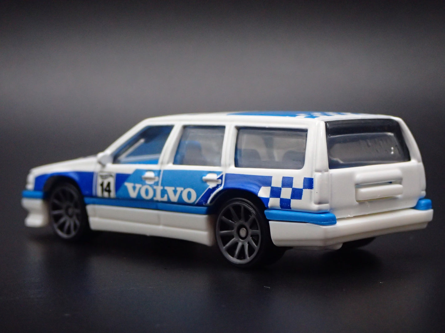1993-1997 VOLVO 850 ESTATE STATION WAGON 1:64 SCALE DIORAMA DIECAST MODEL CAR