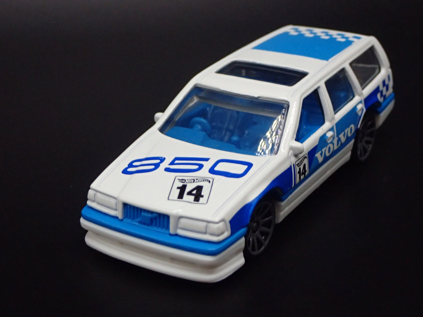 1993-1997 VOLVO 850 ESTATE STATION WAGON 1:64 SCALE DIORAMA DIECAST MODEL CAR