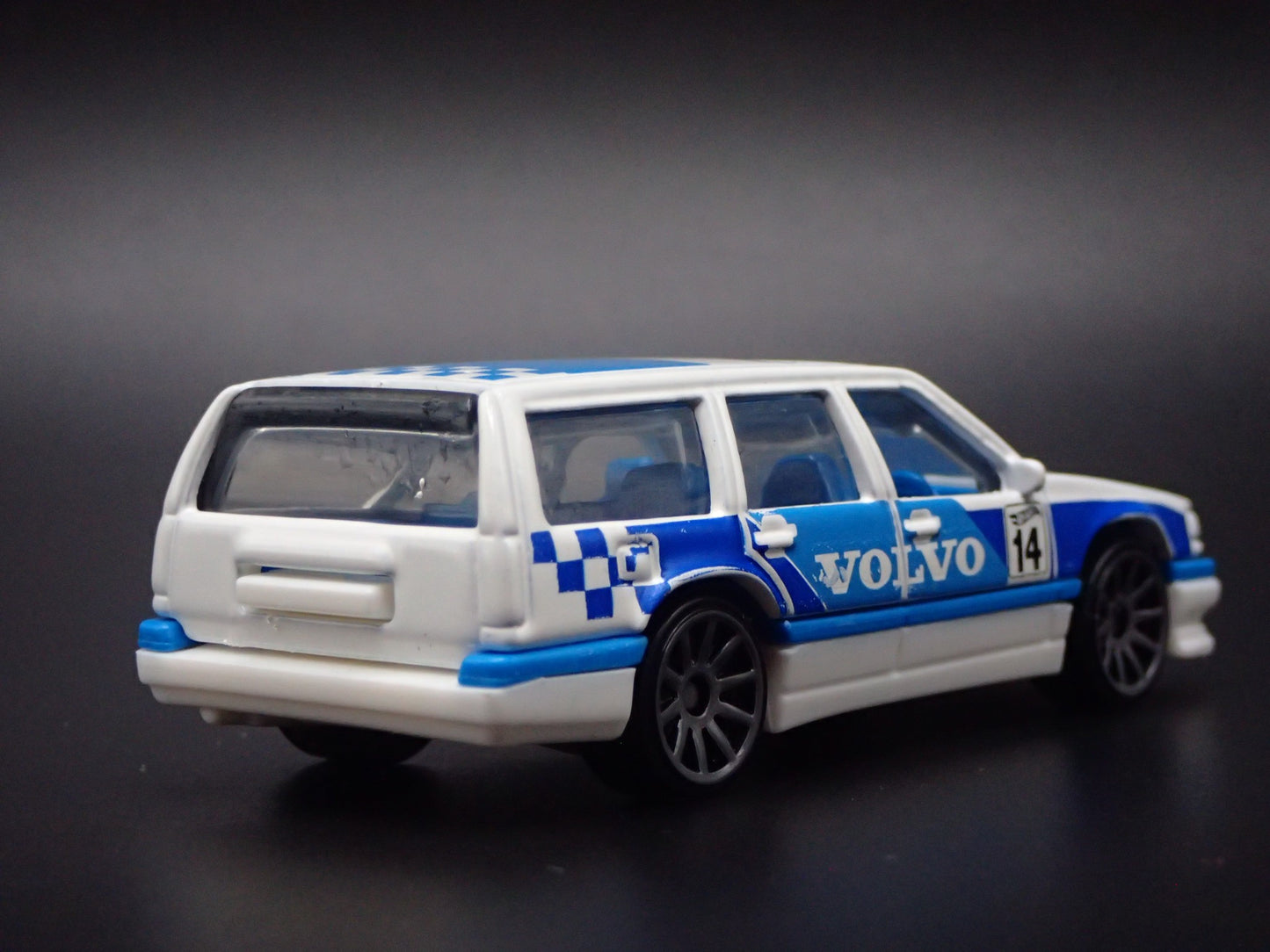 1993-1997 VOLVO 850 ESTATE STATION WAGON 1:64 SCALE DIORAMA DIECAST MODEL CAR