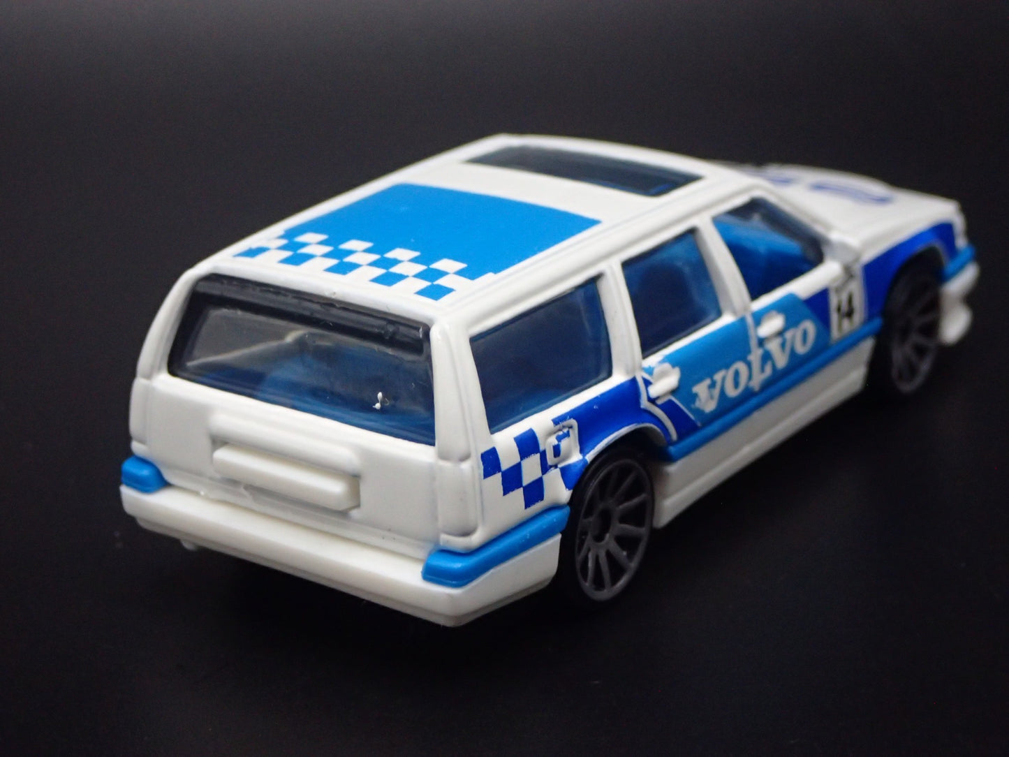 1993-1997 VOLVO 850 ESTATE STATION WAGON 1:64 SCALE DIORAMA DIECAST MODEL CAR