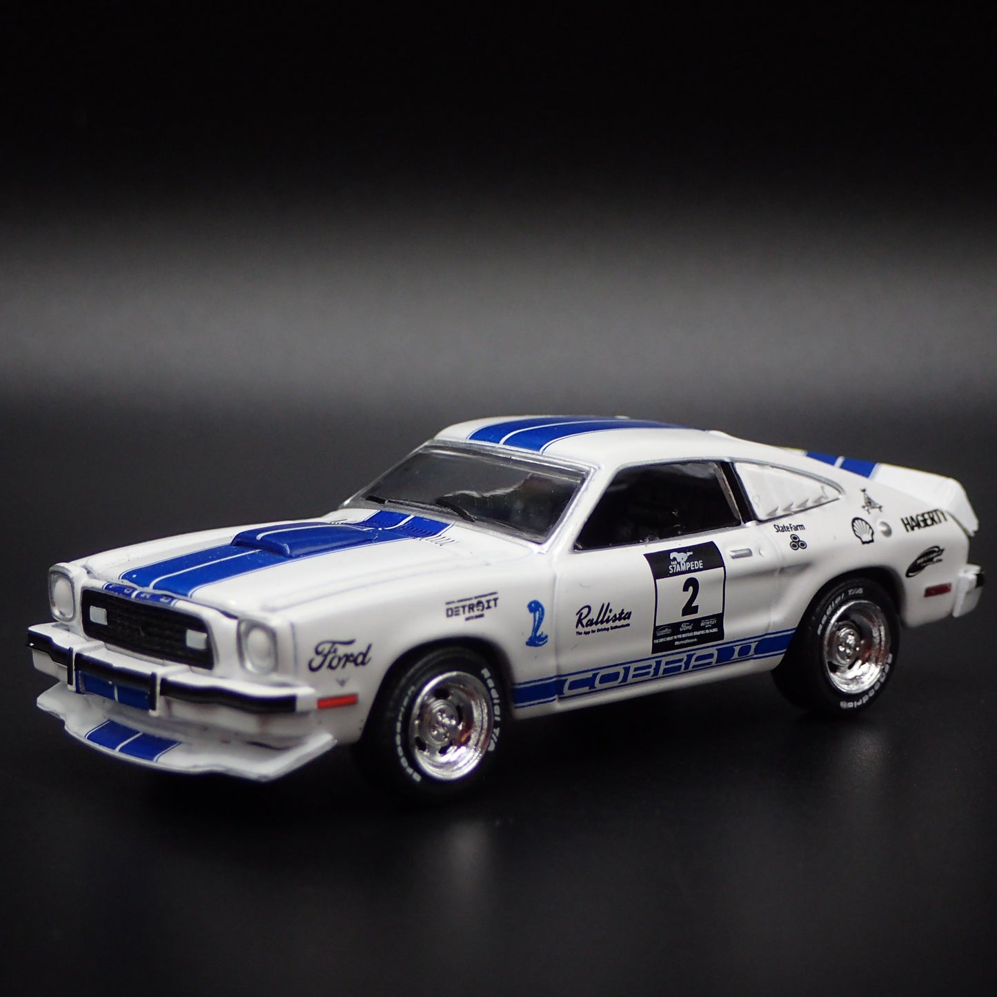 1976 76 FORD MUSTANG II COBRA ll WHITE 1:64 SCALE DIORAMA DIECAST MODEL CAR