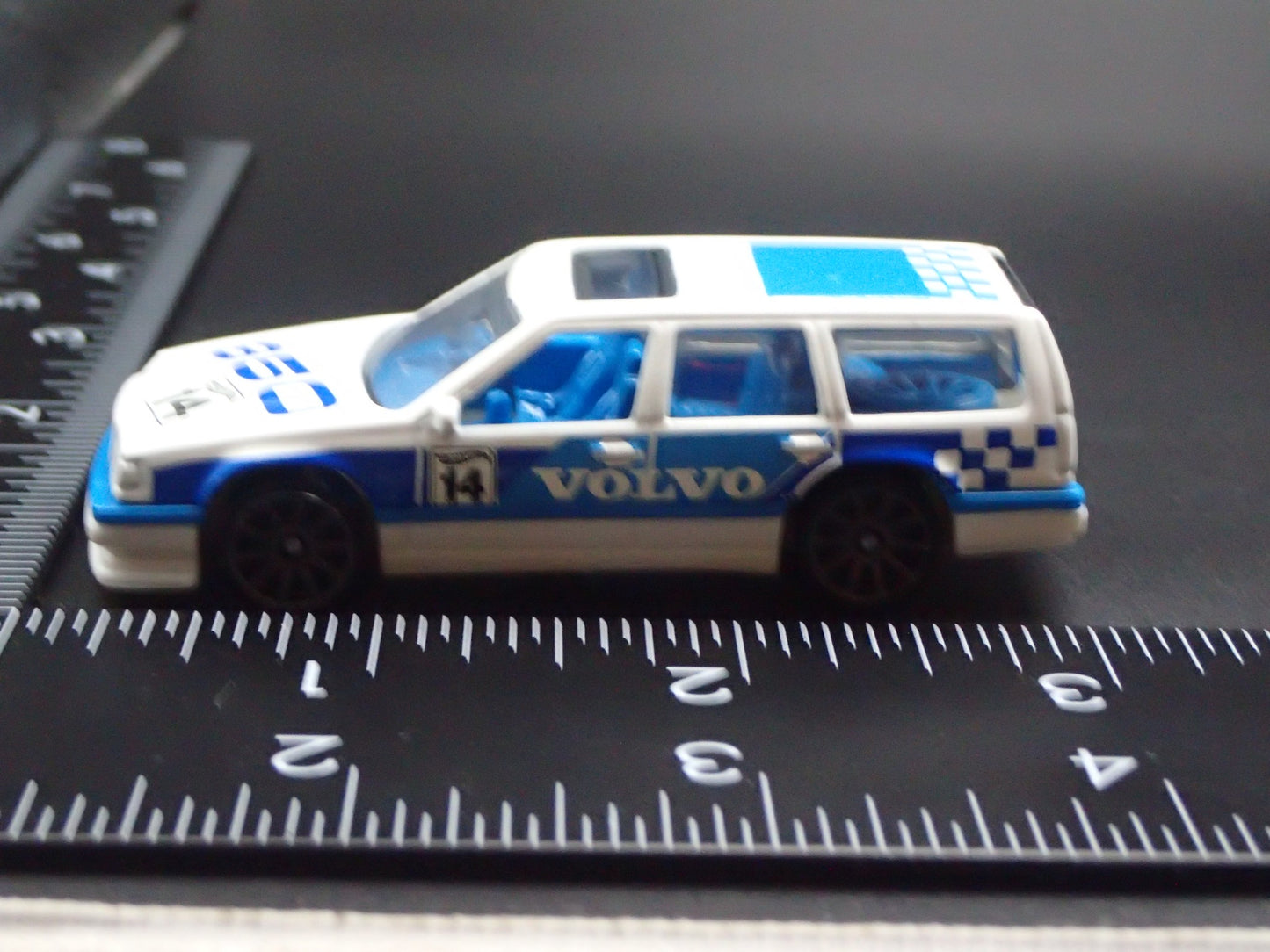 1993-1997 VOLVO 850 ESTATE STATION WAGON 1:64 SCALE DIORAMA DIECAST MODEL CAR