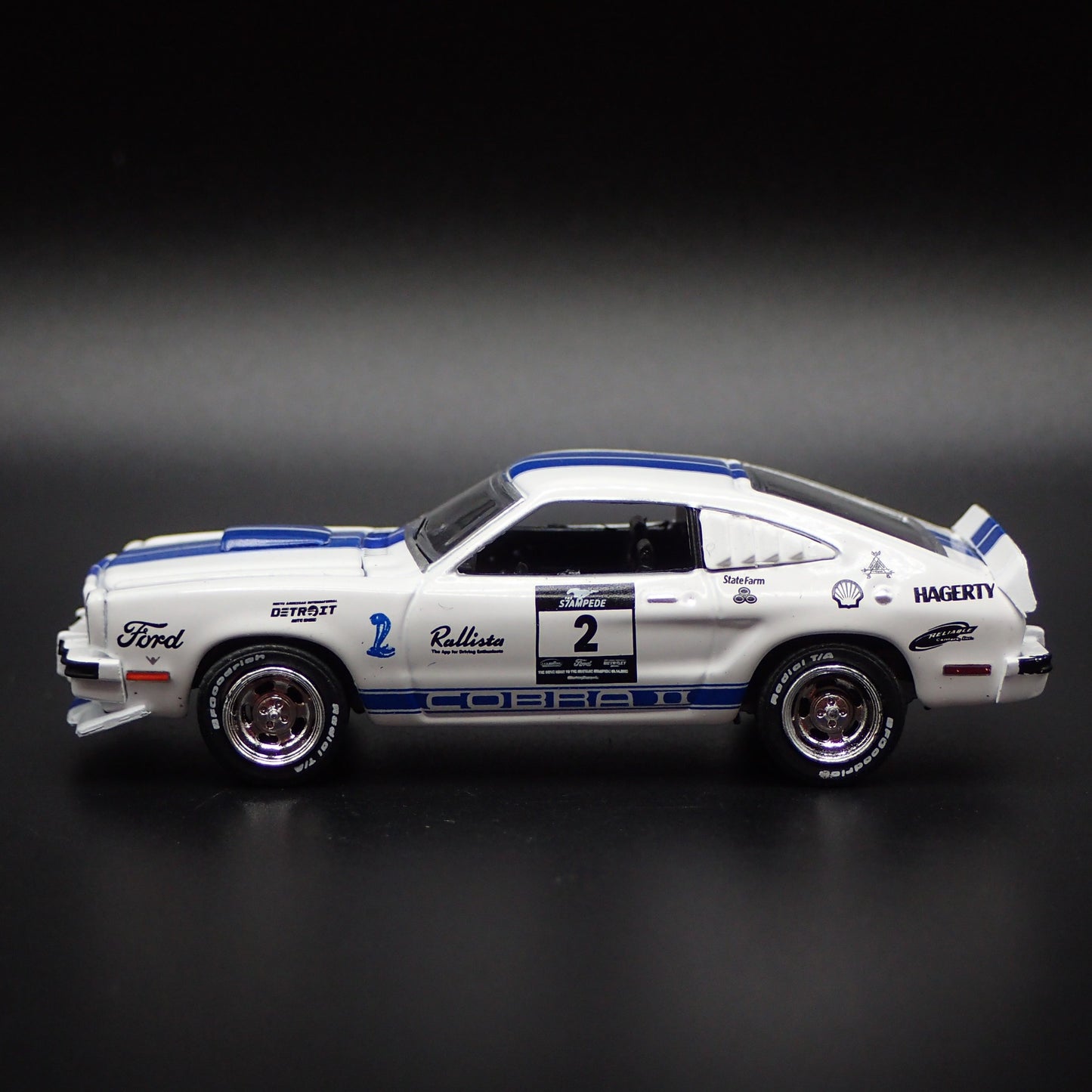 1976 76 FORD MUSTANG II COBRA ll WHITE 1:64 SCALE DIORAMA DIECAST MODEL CAR