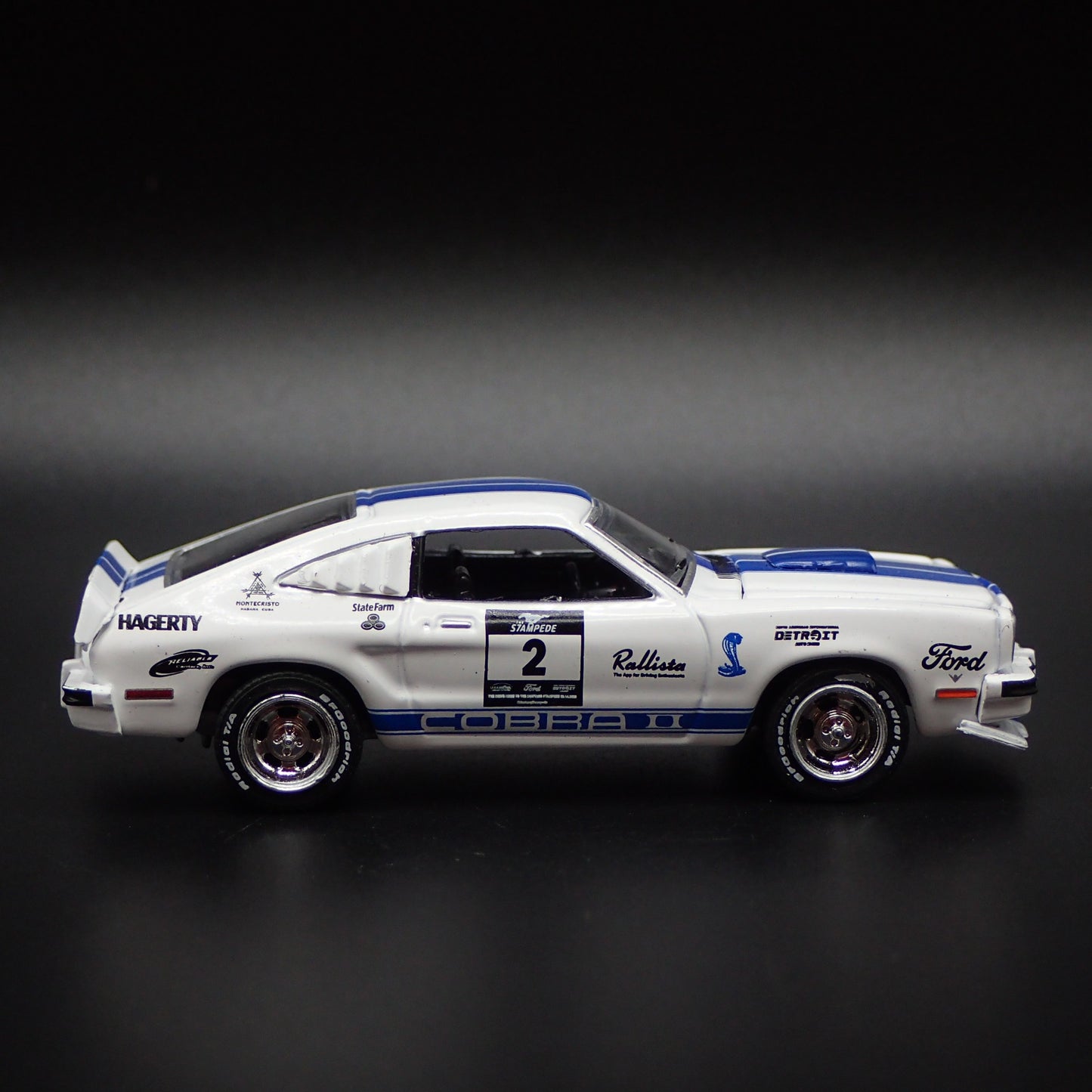 1976 76 FORD MUSTANG II COBRA ll WHITE 1:64 SCALE DIORAMA DIECAST MODEL CAR