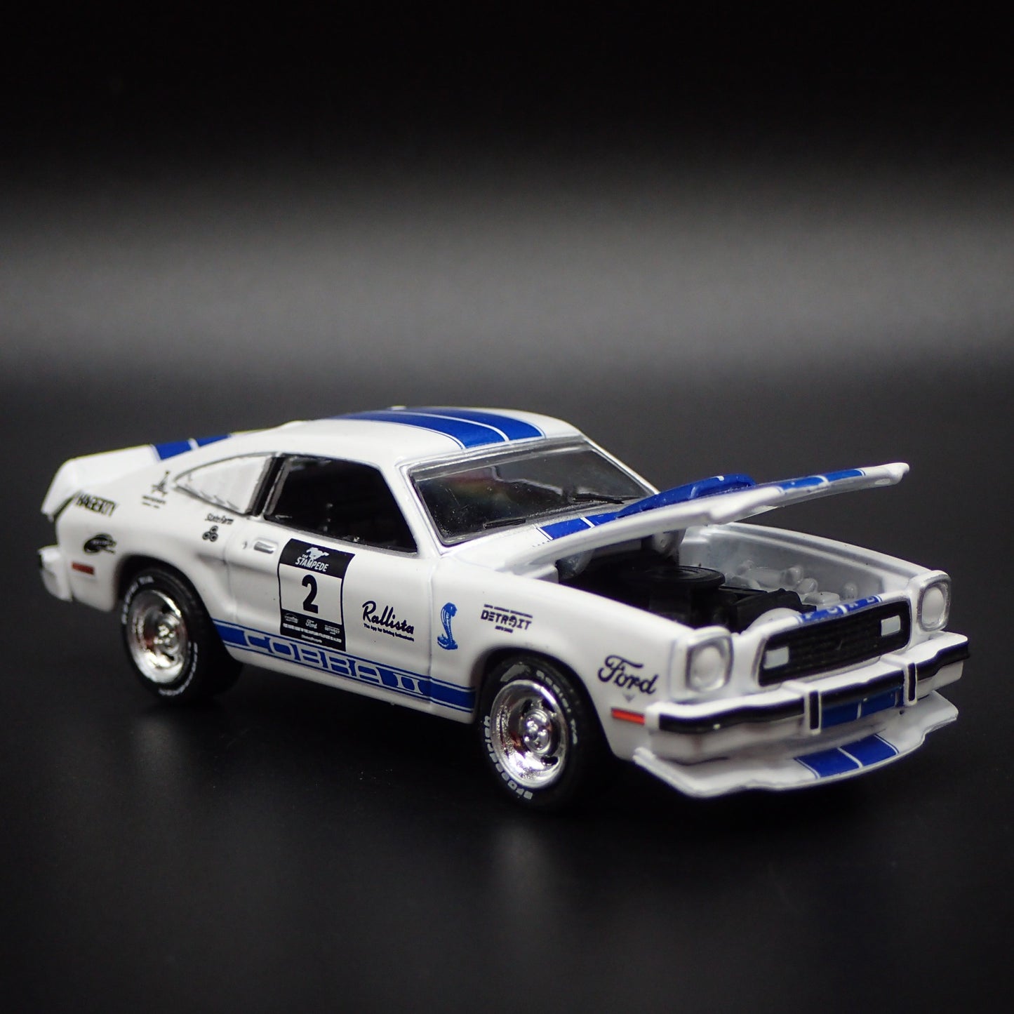 1976 76 FORD MUSTANG II COBRA ll WHITE 1:64 SCALE DIORAMA DIECAST MODEL CAR
