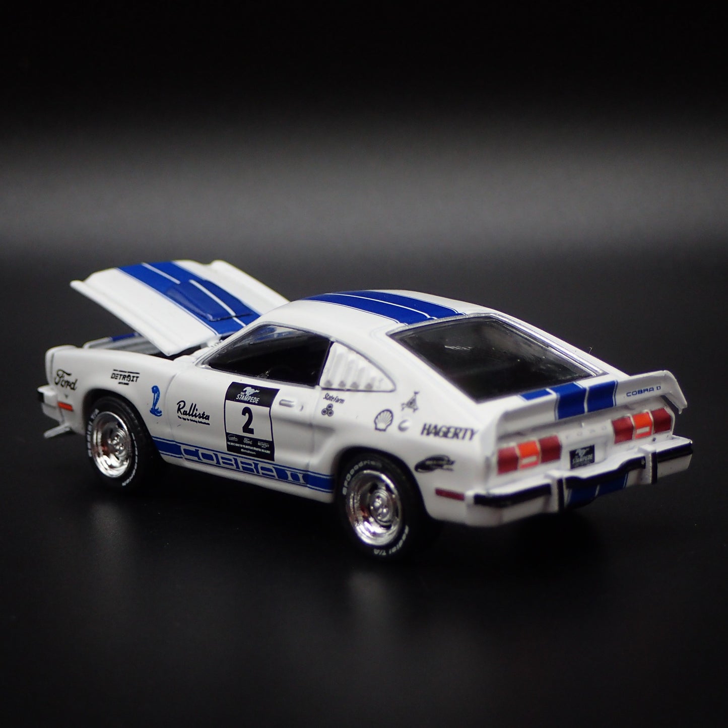 1976 76 FORD MUSTANG II COBRA ll WHITE 1:64 SCALE DIORAMA DIECAST MODEL CAR