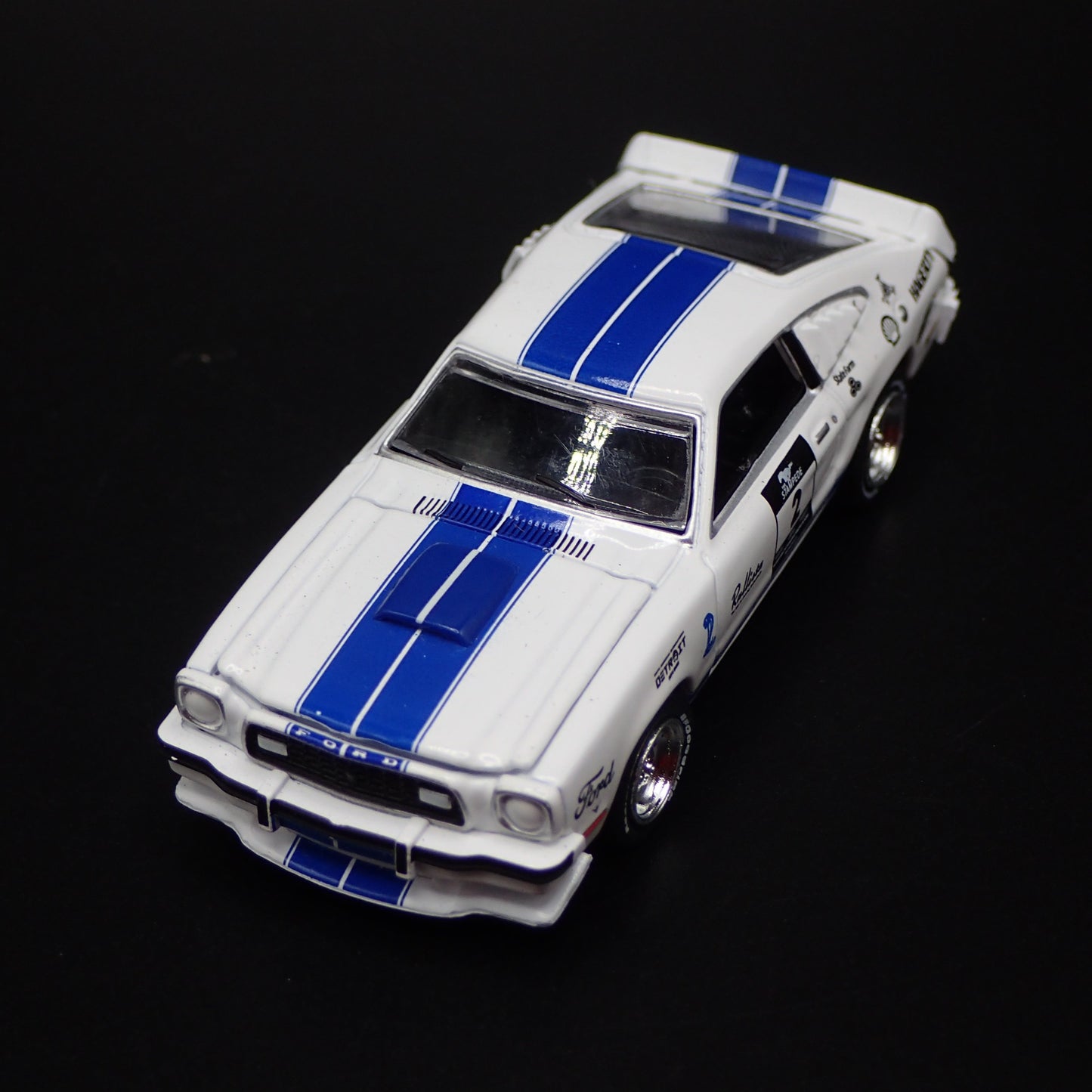 1976 76 FORD MUSTANG II COBRA ll WHITE 1:64 SCALE DIORAMA DIECAST MODEL CAR