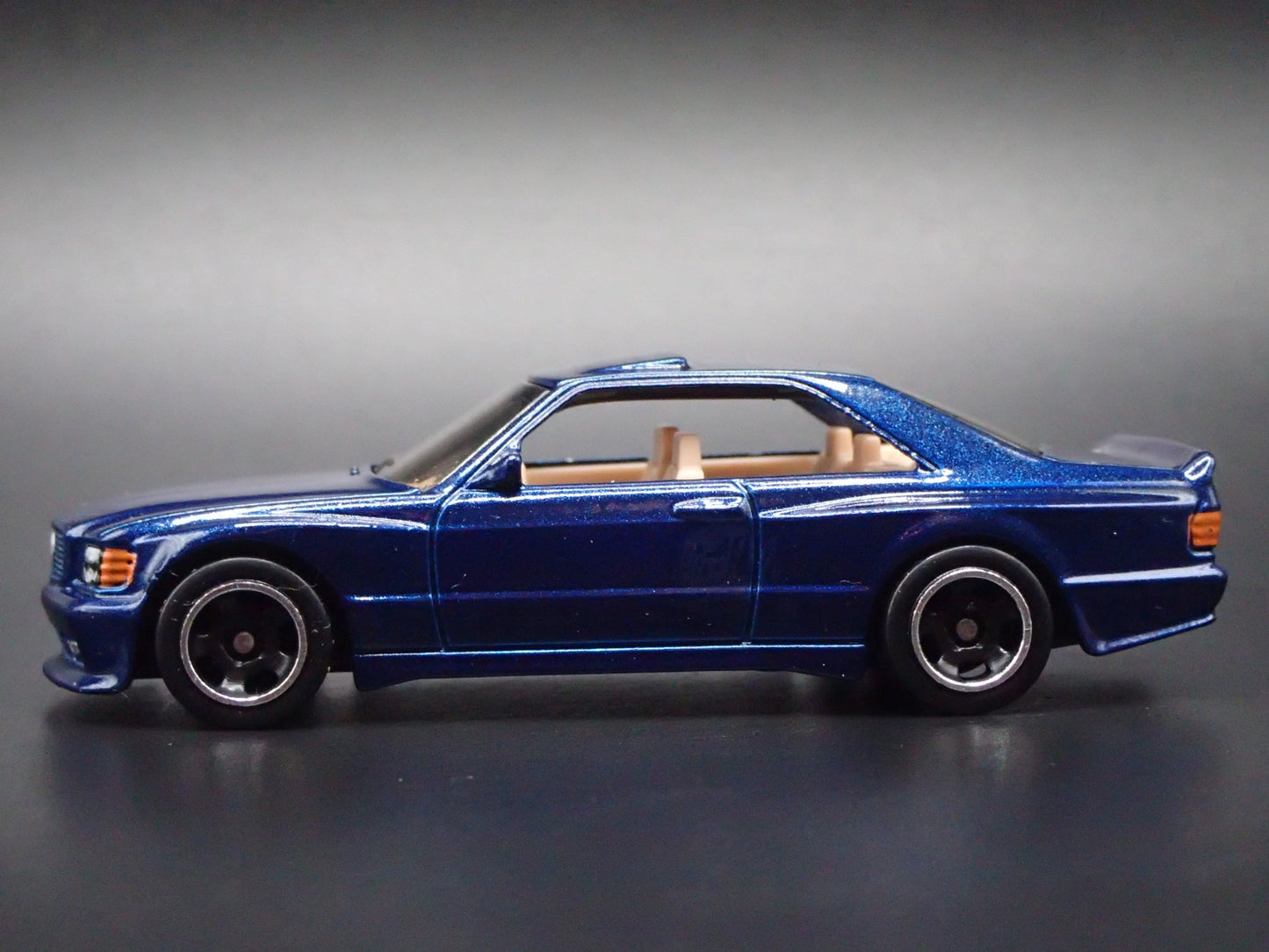 1985-1991 MERCEDES-BENZ 560 SEC AMG BLUE 1:64 SCALE DIORAMA DIECAST MODEL CAR
