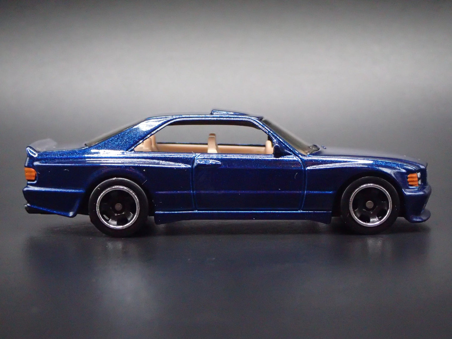 1985-1991 MERCEDES-BENZ 560 SEC AMG BLUE 1:64 SCALE DIORAMA DIECAST MODEL CAR