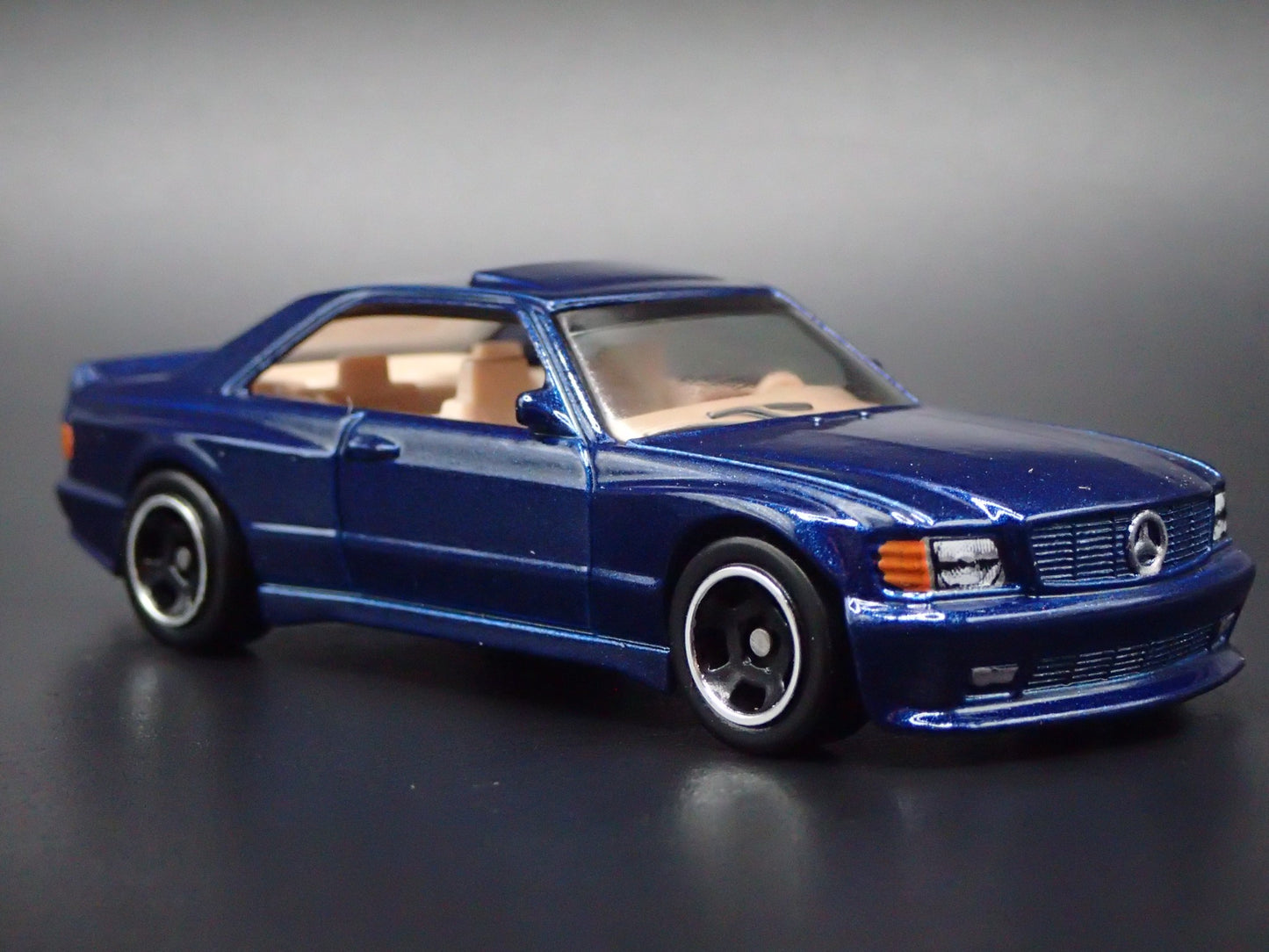1985-1991 MERCEDES-BENZ 560 SEC AMG BLUE 1:64 SCALE DIORAMA DIECAST MODEL CAR