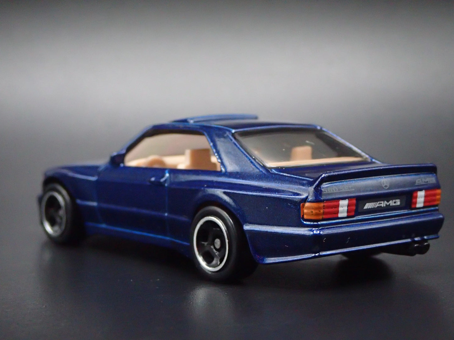 1985-1991 MERCEDES-BENZ 560 SEC AMG BLUE 1:64 SCALE DIORAMA DIECAST MODEL CAR