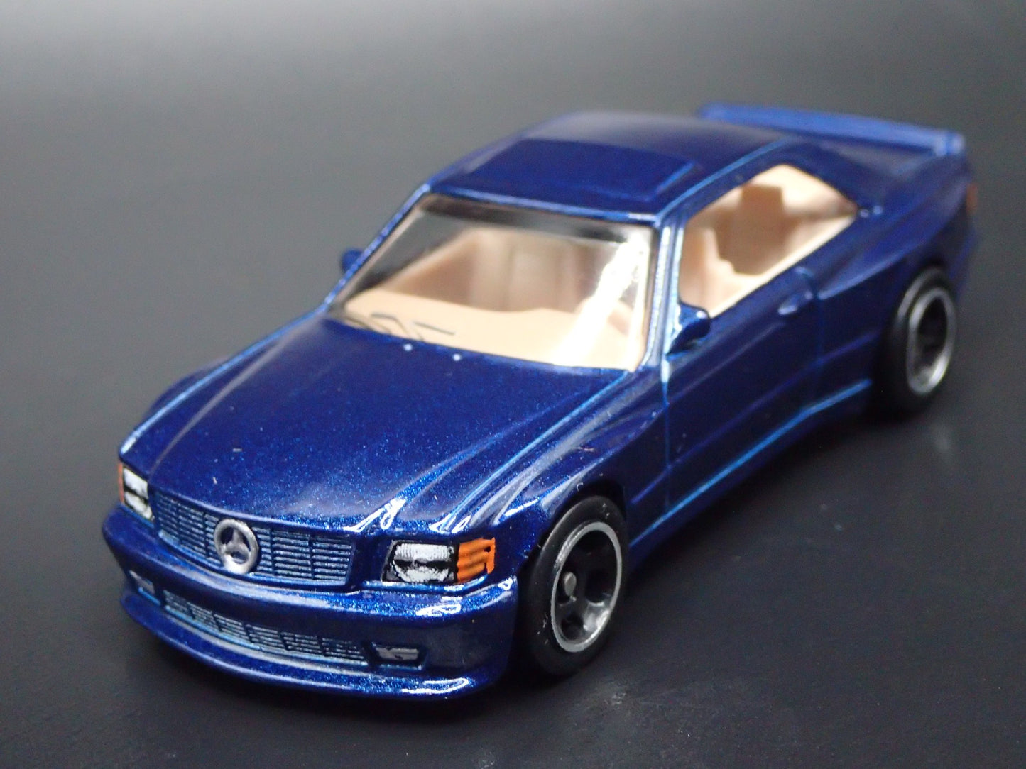 1985-1991 MERCEDES-BENZ 560 SEC AMG BLUE 1:64 SCALE DIORAMA DIECAST MODEL CAR