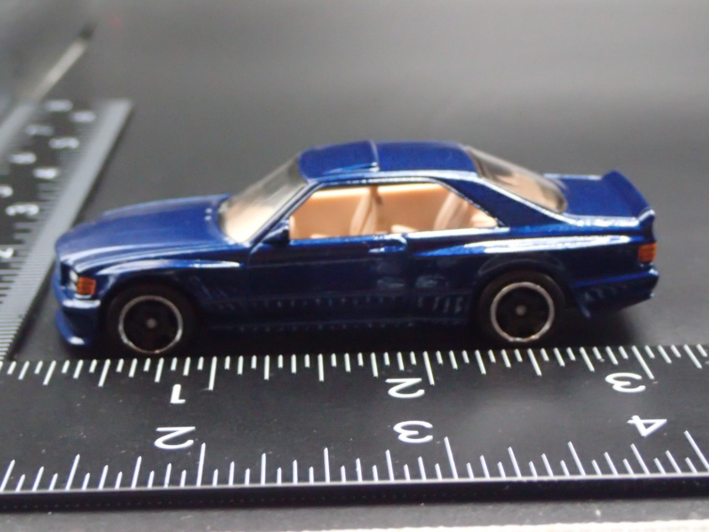1985-1991 MERCEDES-BENZ 560 SEC AMG BLUE 1:64 SCALE DIORAMA DIECAST MODEL CAR