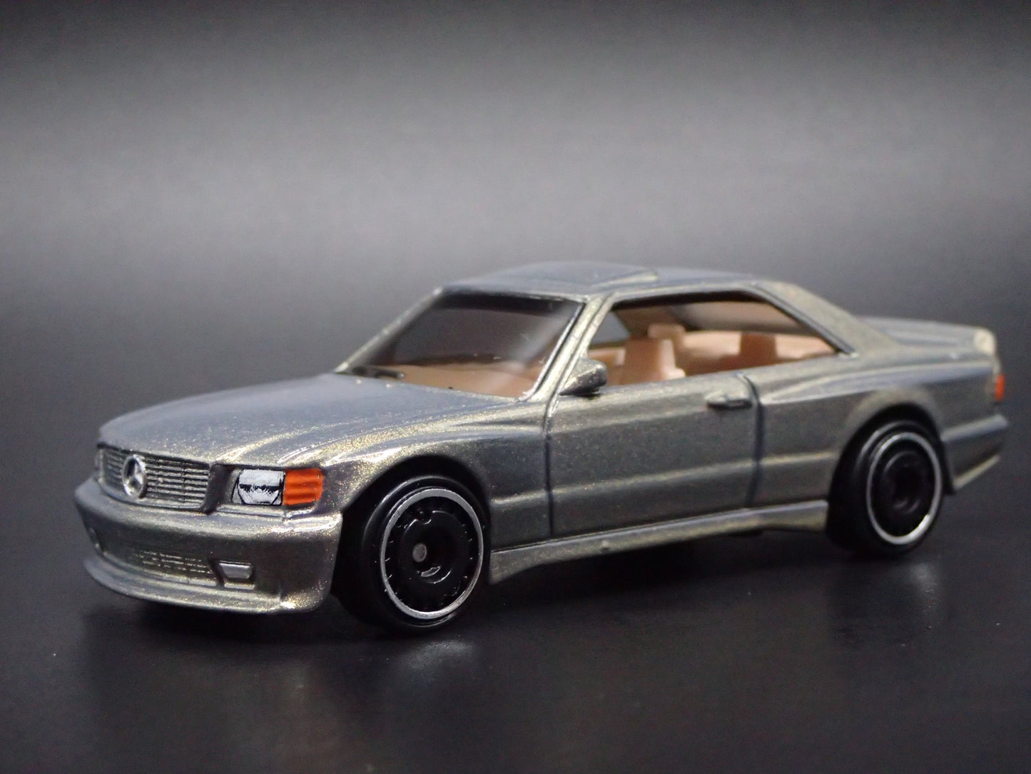 1985-1991 MERCEDES-BENZ 560 SEC AMG SLATE 1:64 SCALE DIORAMA DIECAST MODEL CAR