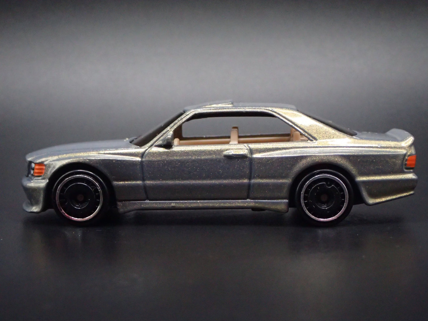 1985-1991 MERCEDES-BENZ 560 SEC AMG SLATE 1:64 SCALE DIORAMA DIECAST MODEL CAR