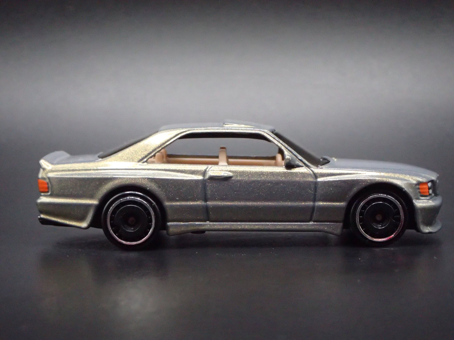 1985-1991 MERCEDES-BENZ 560 SEC AMG SLATE 1:64 SCALE DIORAMA DIECAST MODEL CAR