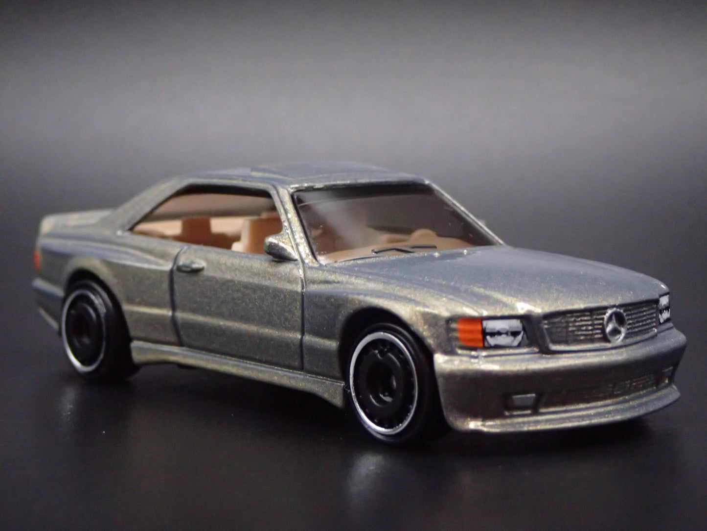 1985-1991 MERCEDES-BENZ 560 SEC AMG SLATE 1:64 SCALE DIORAMA DIECAST MODEL CAR