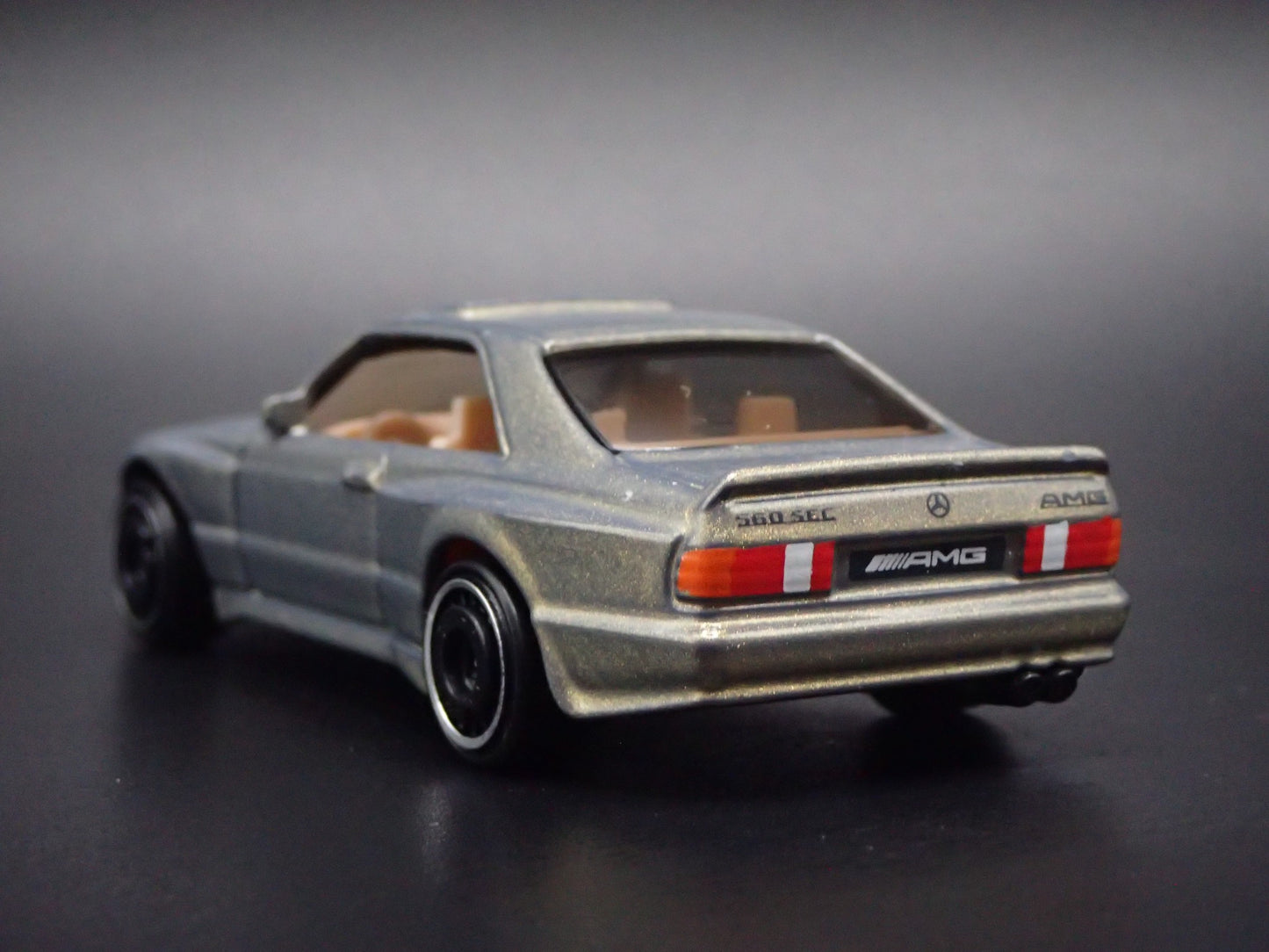 1985-1991 MERCEDES-BENZ 560 SEC AMG SLATE 1:64 SCALE DIORAMA DIECAST MODEL CAR