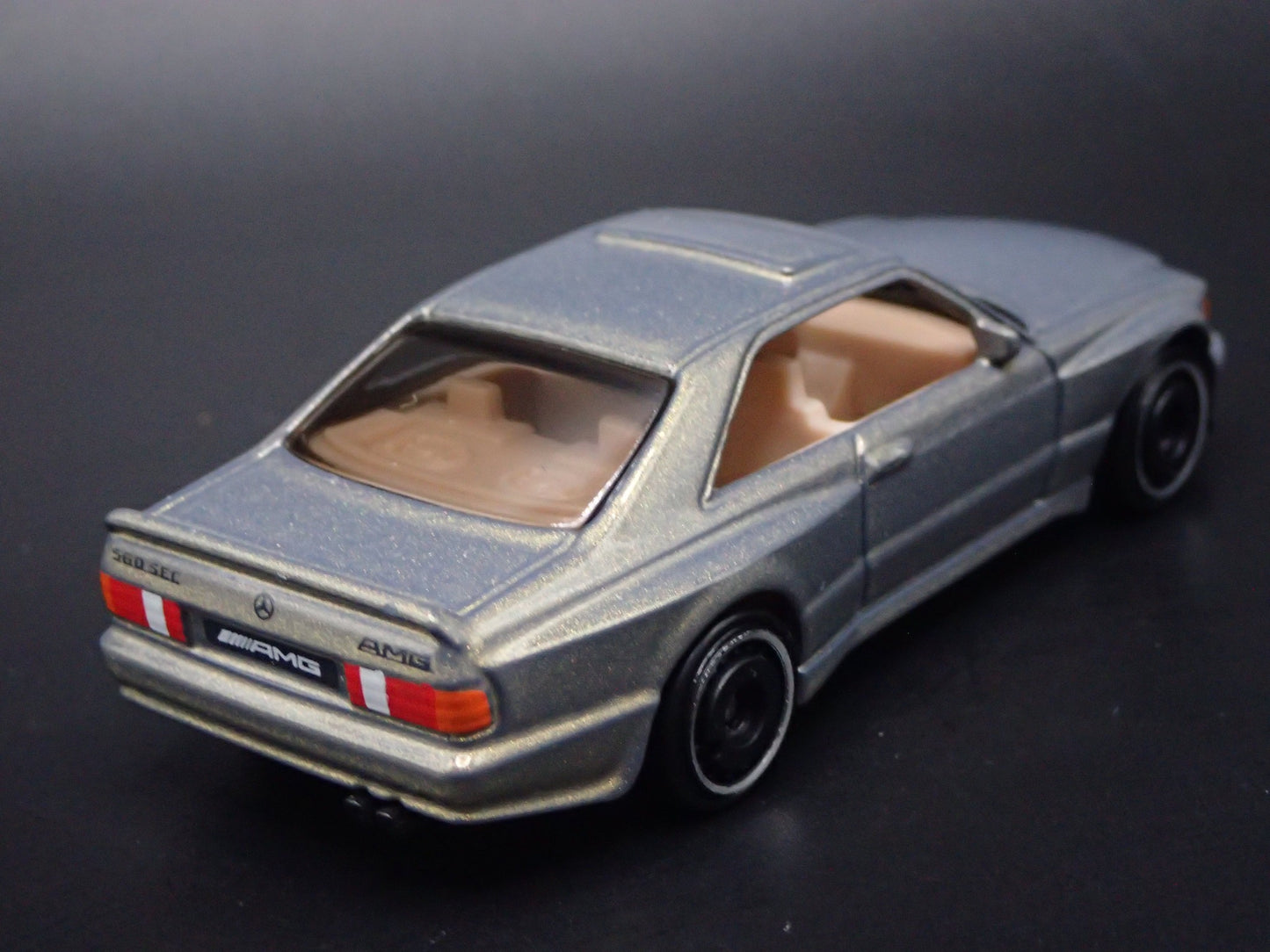 1985-1991 MERCEDES-BENZ 560 SEC AMG SLATE 1:64 SCALE DIORAMA DIECAST MODEL CAR