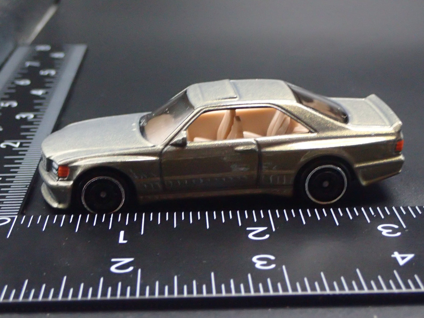 1985-1991 MERCEDES-BENZ 560 SEC AMG SLATE 1:64 SCALE DIORAMA DIECAST MODEL CAR