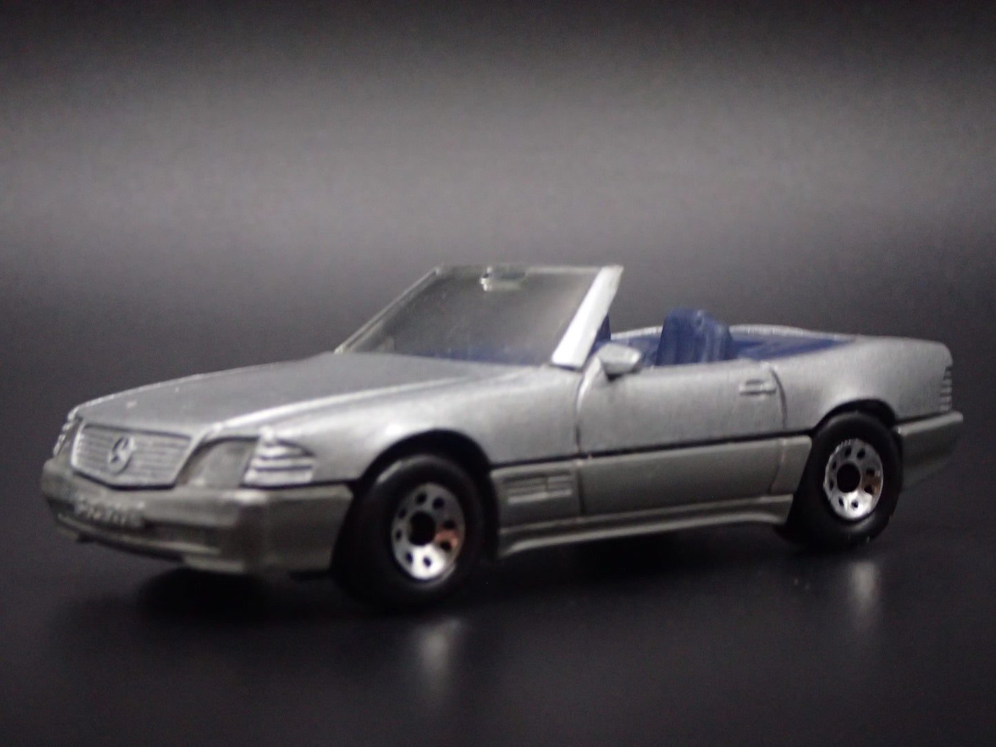 1998-2001 MERCEDES-BENZ 500 SL CONVERTIBLE. 1:64 SCALE DIORAMA DIECAST MODEL CAR