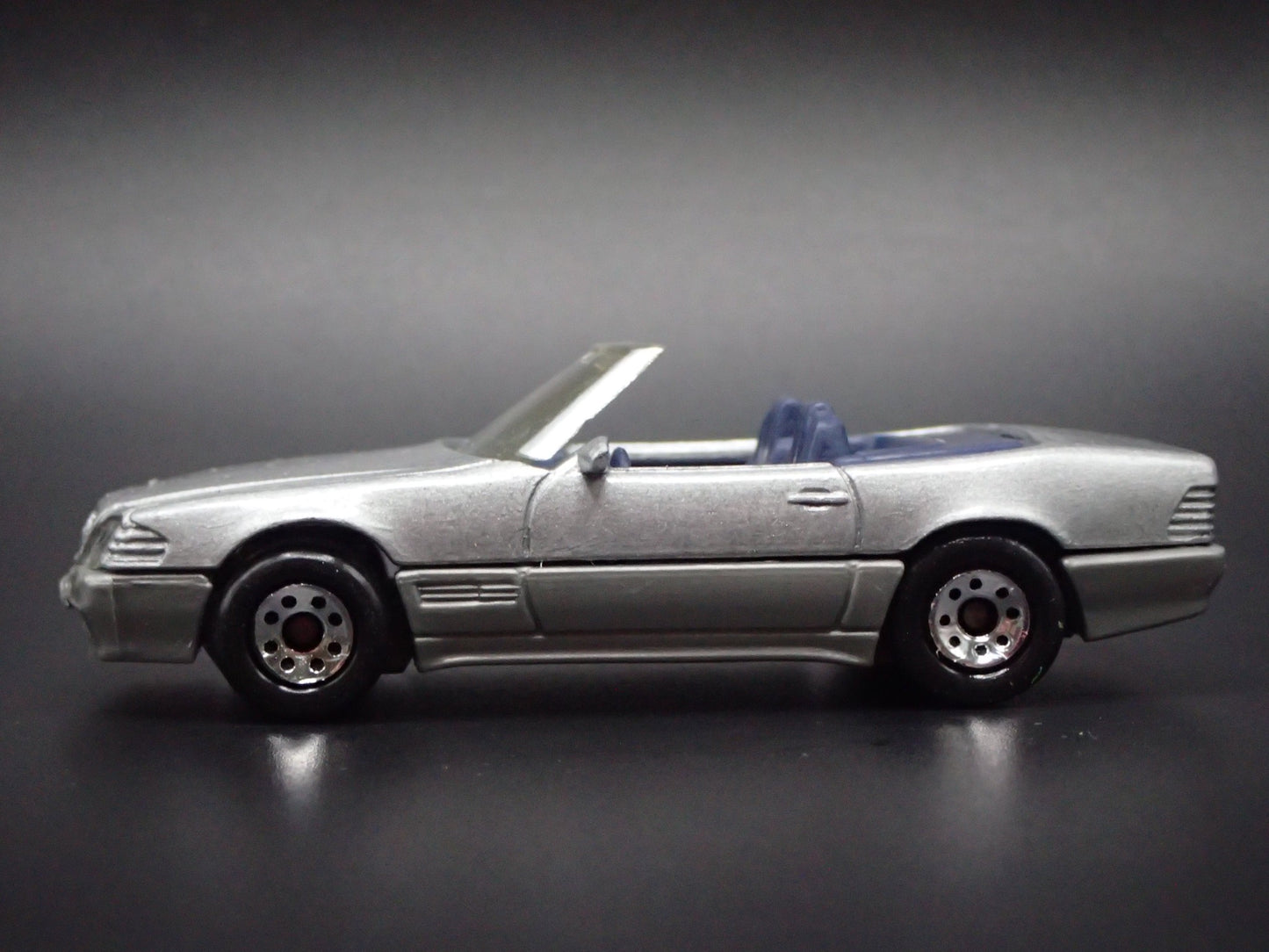 1998-2001 MERCEDES-BENZ 500 SL CONVERTIBLE. 1:64 SCALE DIORAMA DIECAST MODEL CAR