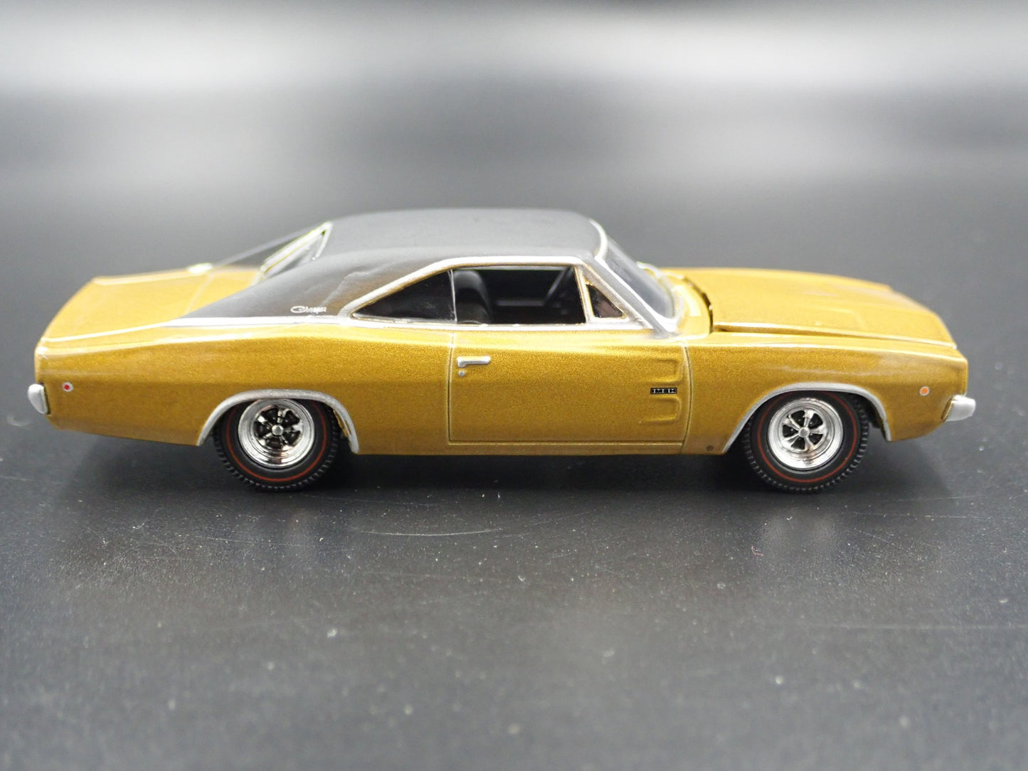 1968 68 DODGE CHARGER RT HEMI 1:64 SCALE COLLECTIBLE DIORAMA DIECAST MODEL CAR