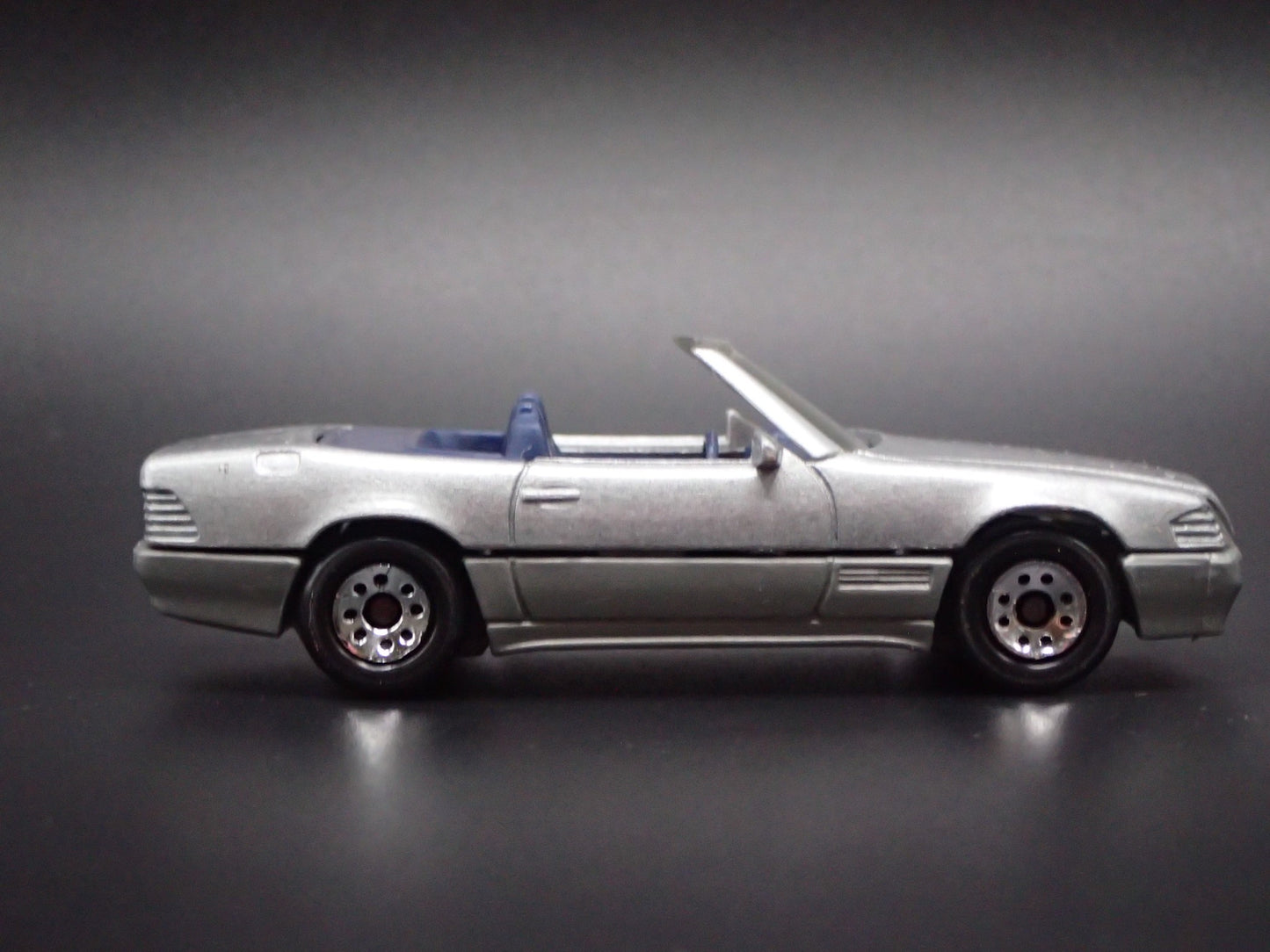 1998-2001 MERCEDES-BENZ 500 SL CONVERTIBLE. 1:64 SCALE DIORAMA DIECAST MODEL CAR