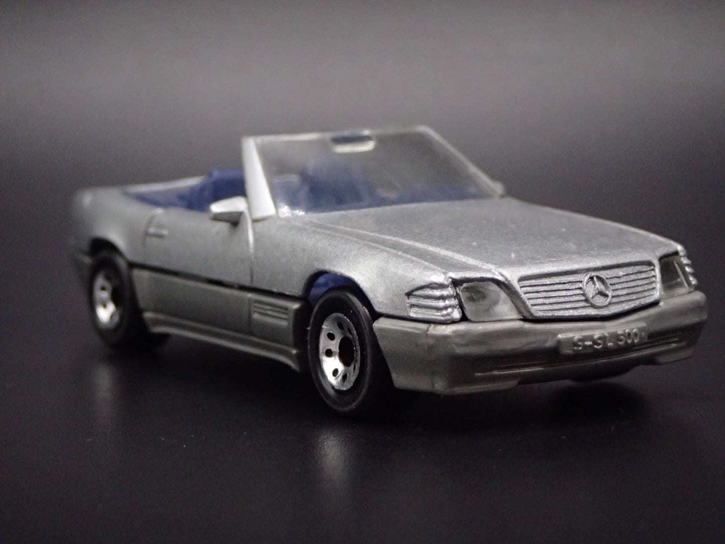 1998-2001 MERCEDES-BENZ 500 SL CONVERTIBLE. 1:64 SCALE DIORAMA DIECAST MODEL CAR