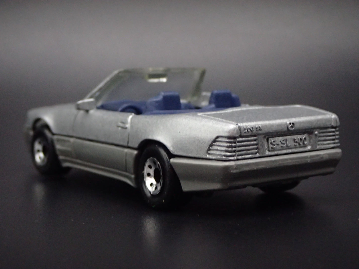 1998-2001 MERCEDES-BENZ 500 SL CONVERTIBLE. 1:64 SCALE DIORAMA DIECAST MODEL CAR