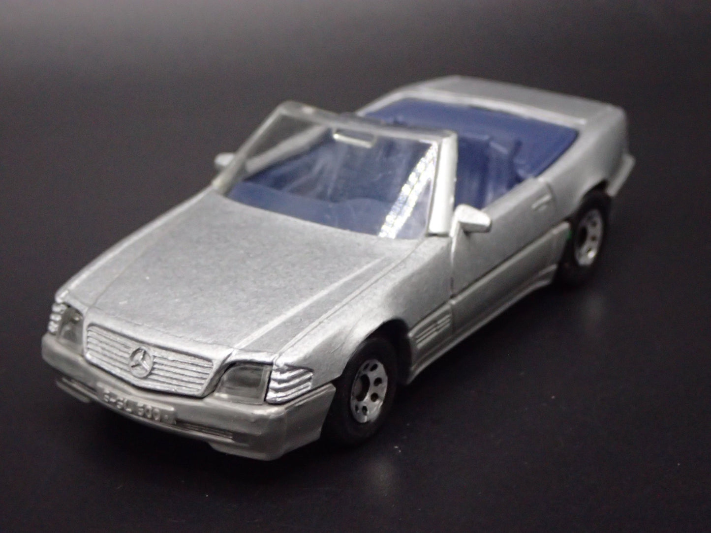 1998-2001 MERCEDES-BENZ 500 SL CONVERTIBLE. 1:64 SCALE DIORAMA DIECAST MODEL CAR