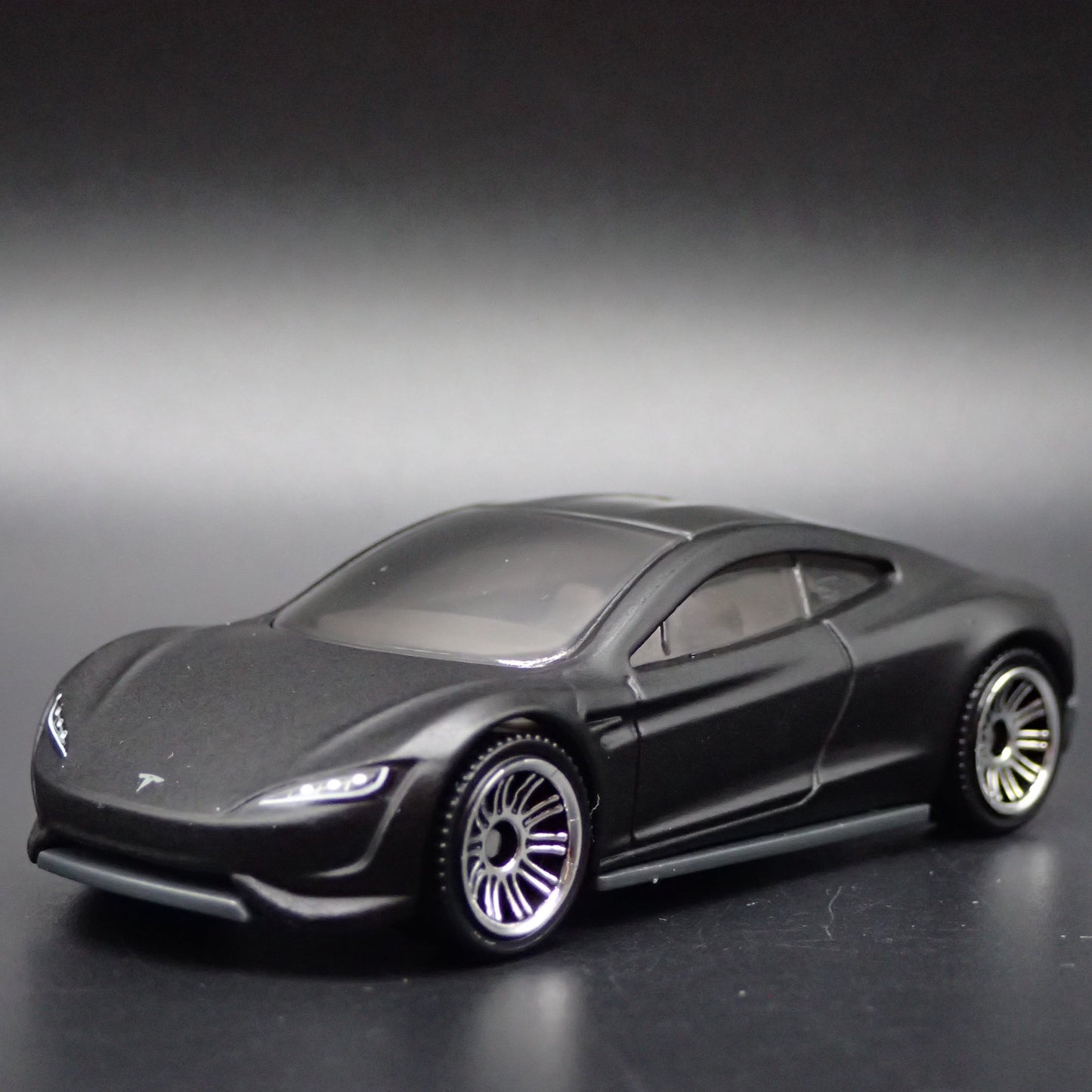 TESLA ROADSTER CONCEPT BLACK 1:64 SCALE COLLECTIBLE DIORAMA DIECAST MODEL CAR