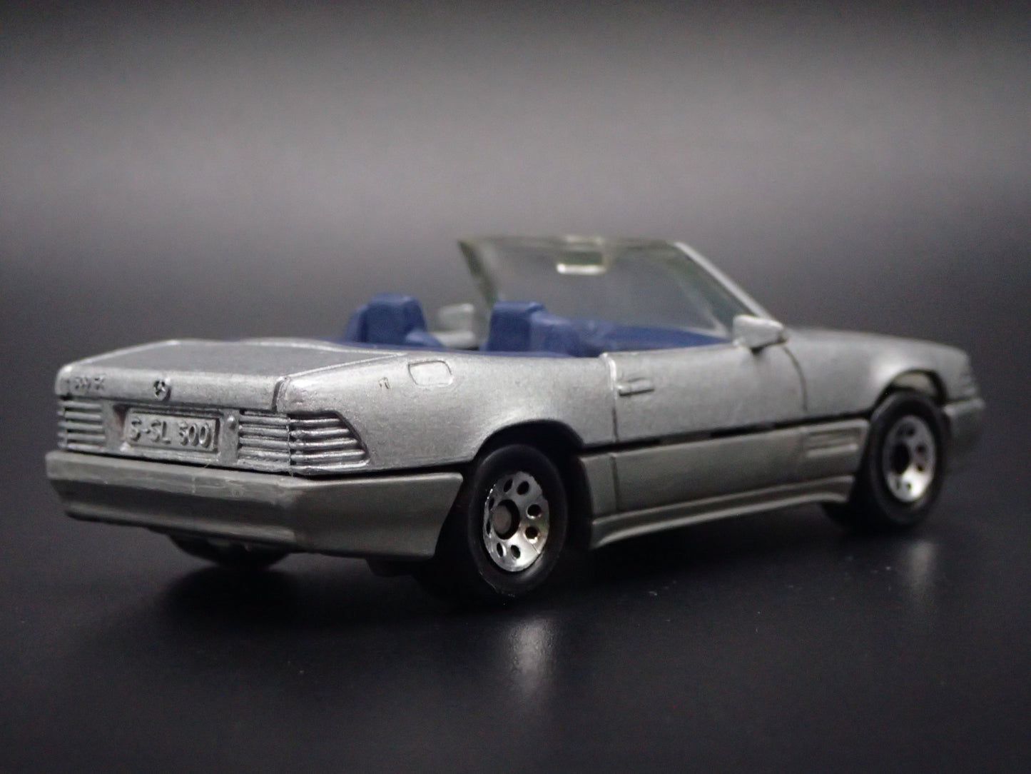 1998-2001 MERCEDES-BENZ 500 SL CONVERTIBLE. 1:64 SCALE DIORAMA DIECAST MODEL CAR