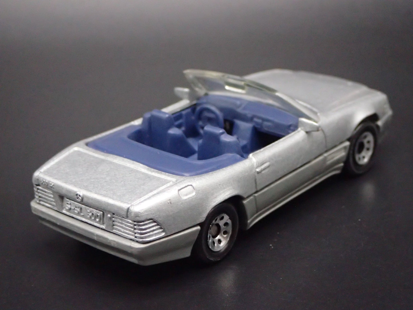 1998-2001 MERCEDES-BENZ 500 SL CONVERTIBLE. 1:64 SCALE DIORAMA DIECAST MODEL CAR