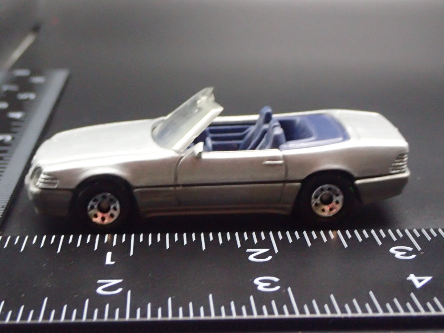 1998-2001 MERCEDES-BENZ 500 SL CONVERTIBLE. 1:64 SCALE DIORAMA DIECAST MODEL CAR