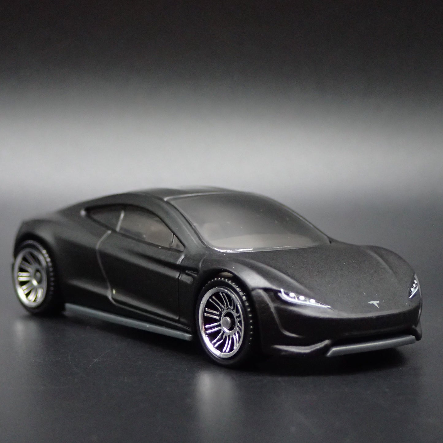 TESLA ROADSTER CONCEPT BLACK 1:64 SCALE COLLECTIBLE DIORAMA DIECAST MODEL CAR