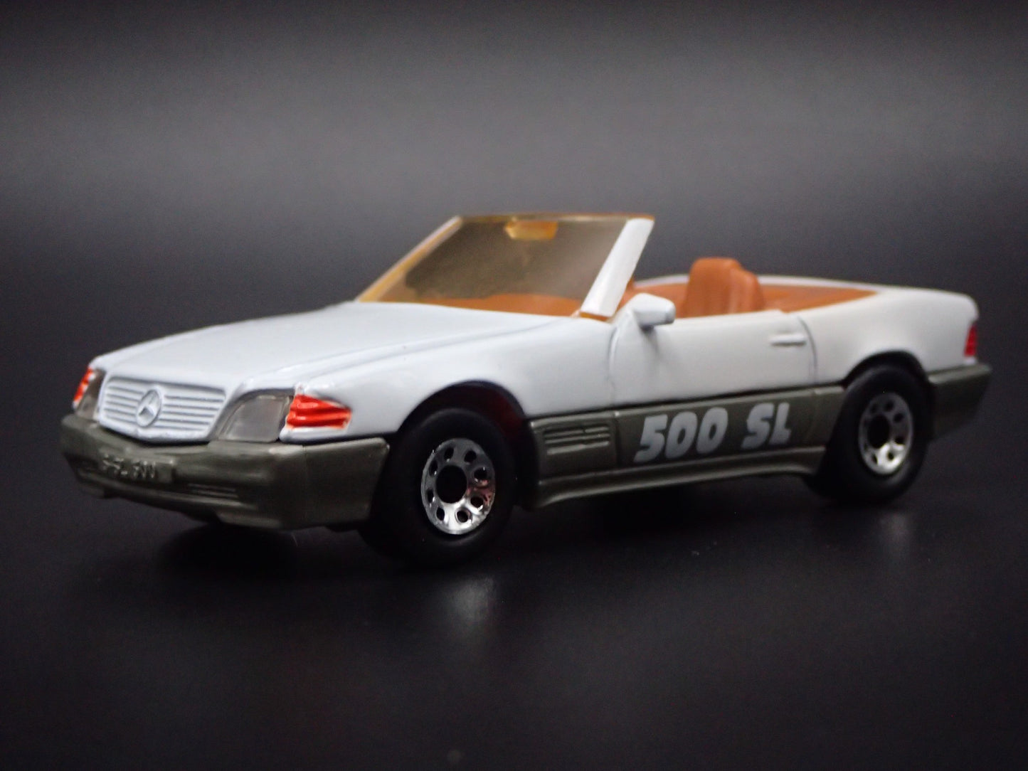 1998-2001 MERCEDES-BENZ 500 SL CONVERTIBLE. 1:64 SCALE DIORAMA DIECAST MODEL CAR