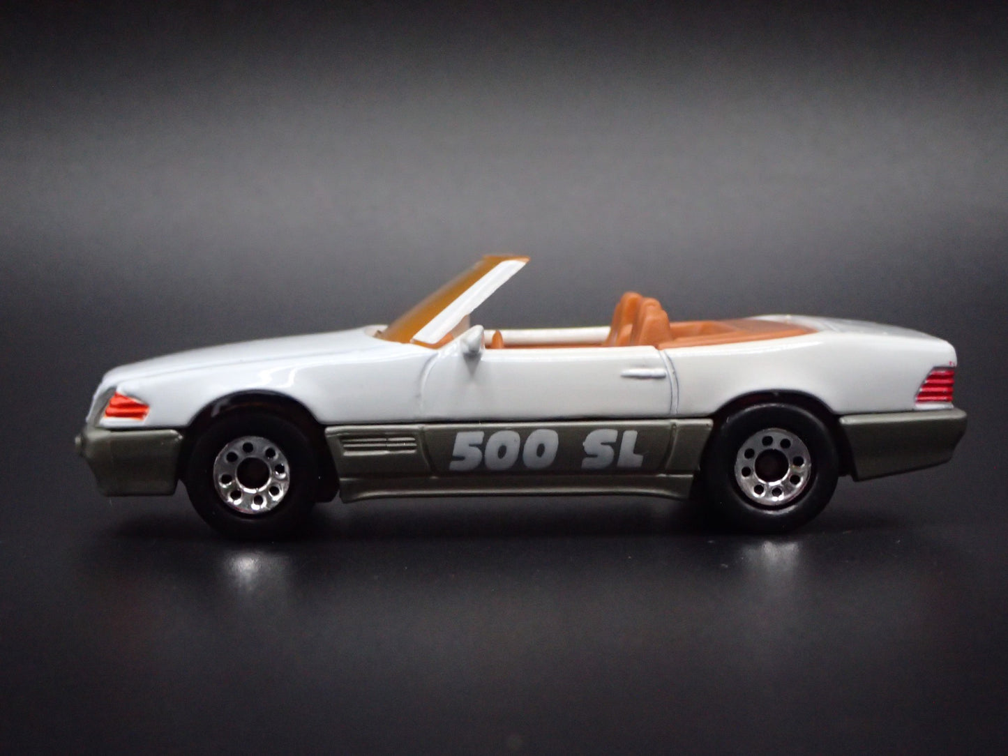 1998-2001 MERCEDES-BENZ 500 SL CONVERTIBLE. 1:64 SCALE DIORAMA DIECAST MODEL CAR