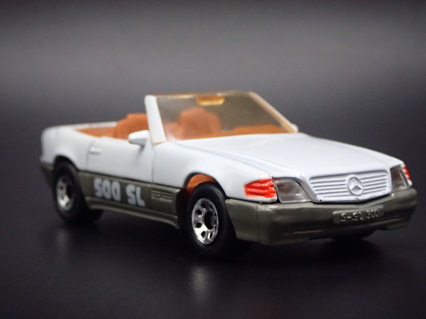 1998-2001 MERCEDES-BENZ 500 SL CONVERTIBLE. 1:64 SCALE DIORAMA DIECAST MODEL CAR