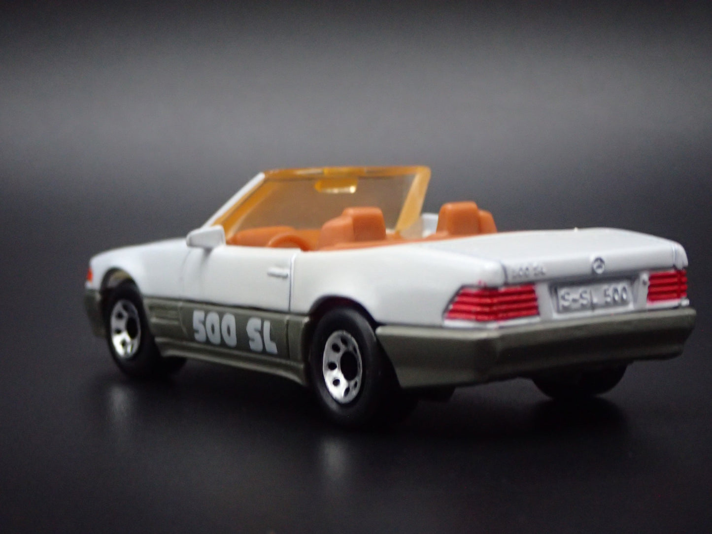 1998-2001 MERCEDES-BENZ 500 SL CONVERTIBLE. 1:64 SCALE DIORAMA DIECAST MODEL CAR