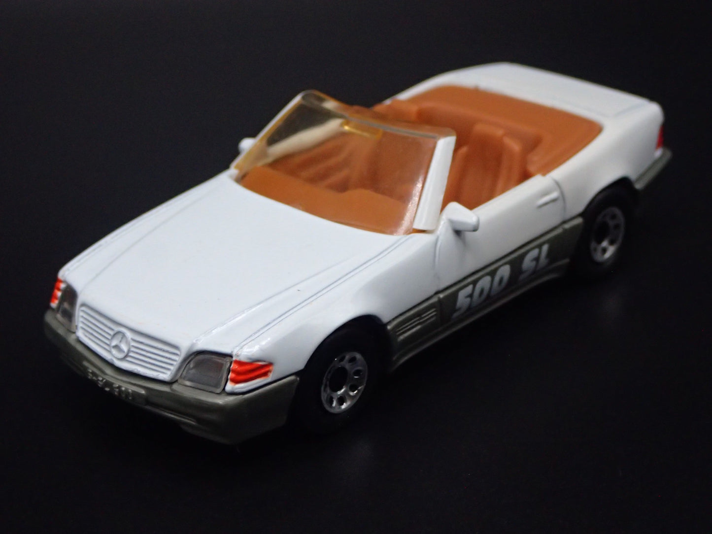 1998-2001 MERCEDES-BENZ 500 SL CONVERTIBLE. 1:64 SCALE DIORAMA DIECAST MODEL CAR