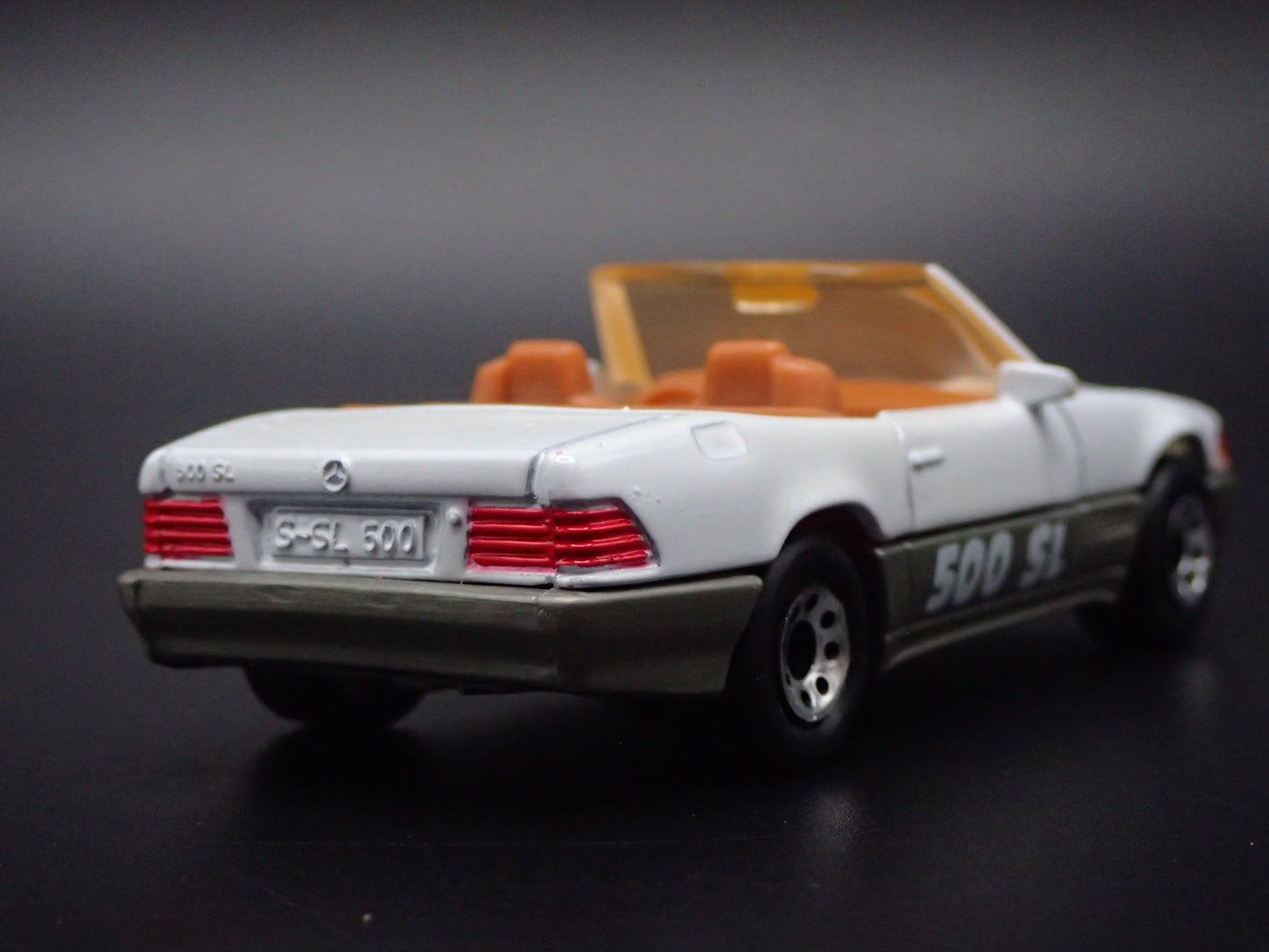 1998-2001 MERCEDES-BENZ 500 SL CONVERTIBLE. 1:64 SCALE DIORAMA DIECAST MODEL CAR