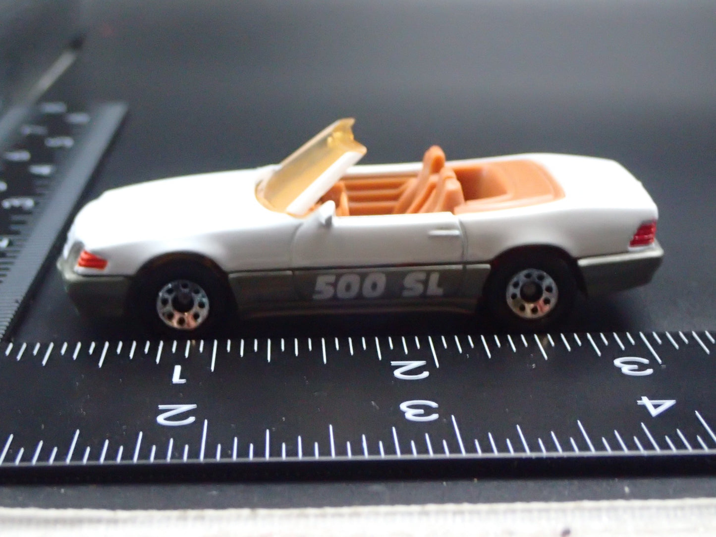 1998-2001 MERCEDES-BENZ 500 SL CONVERTIBLE. 1:64 SCALE DIORAMA DIECAST MODEL CAR