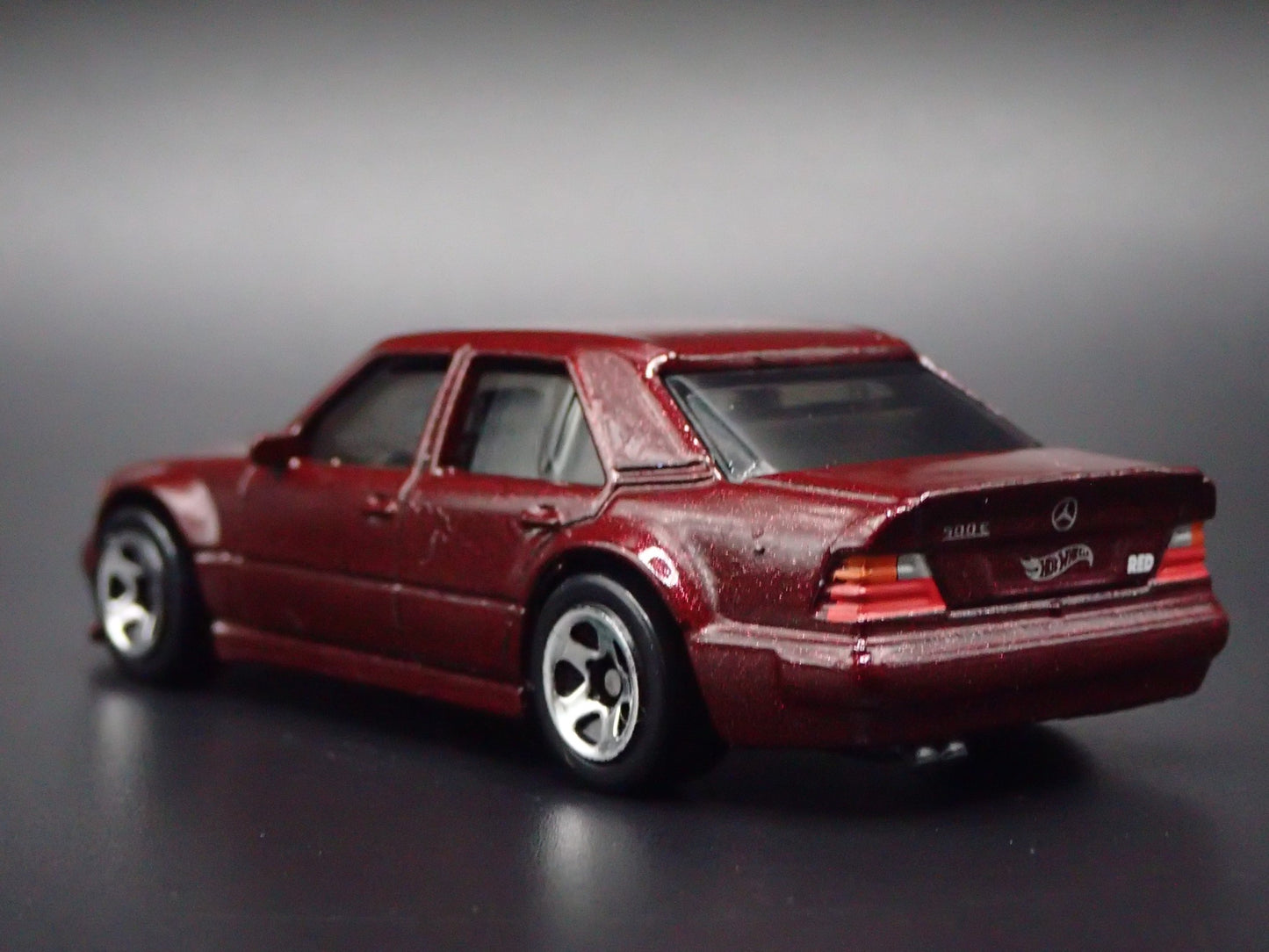 1991-1994 MERCEDES-BENZ 500 E BURGUNDY 1:64 SCALE COLLECTIBLE DIECAST MODEL CAR