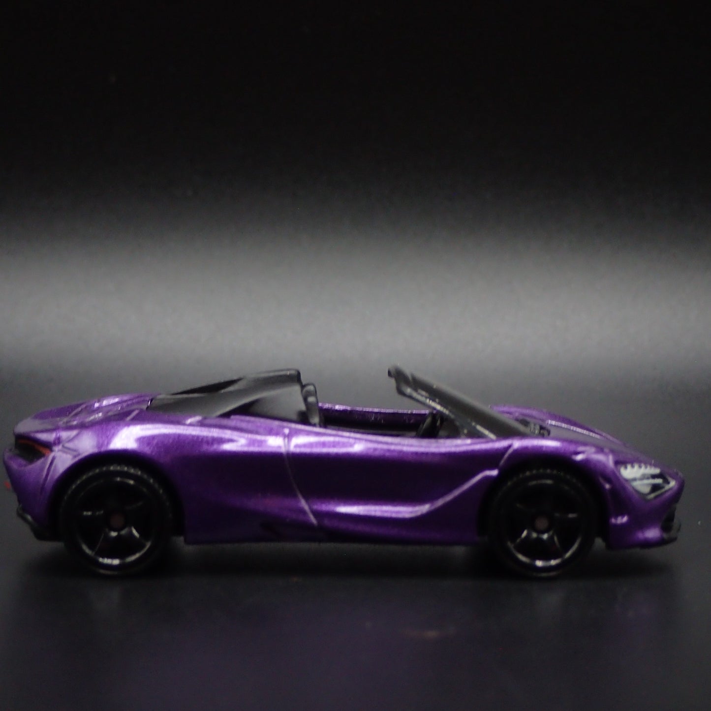 2018-2023 MCLAREN 720S SPIDER SUPER CAR 1:64 SCALE DIORAMA DIECAST MODEL CAR